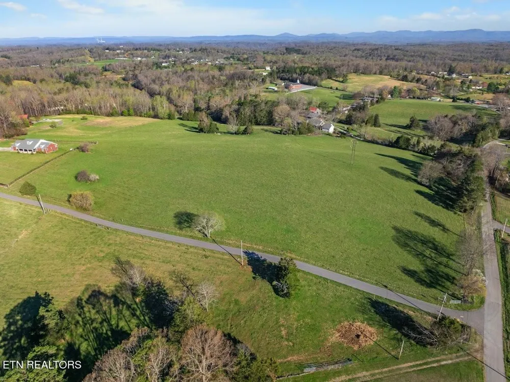 3 Dunsmore Rd Lenoir City, TN 37771