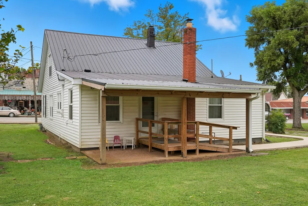 135 Main St Mc Ewen, TN 37101