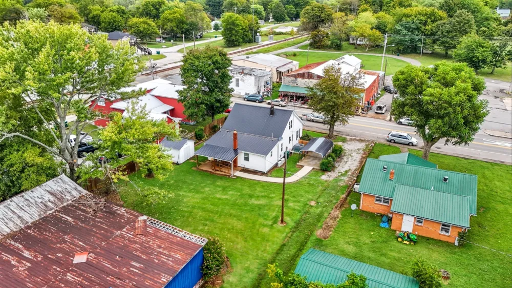 135 Main St Mc Ewen, TN 37101
