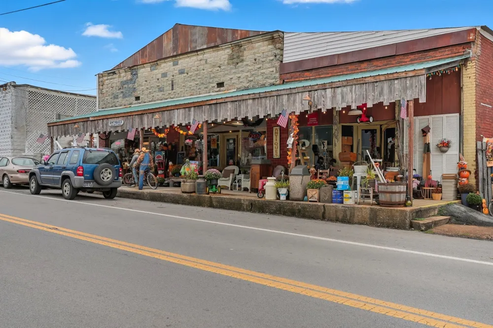 135 Main St Mc Ewen, TN 37101