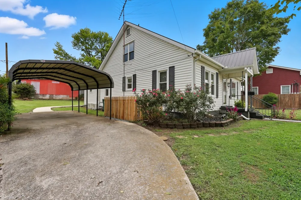135 Main St Mc Ewen, TN 37101