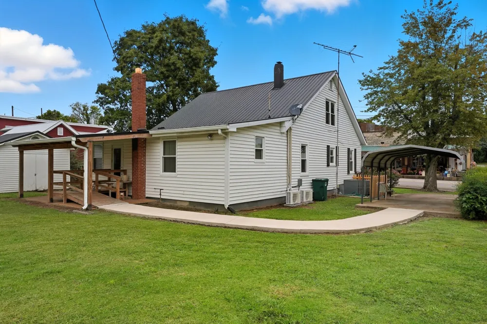 135 Main St Mc Ewen, TN 37101