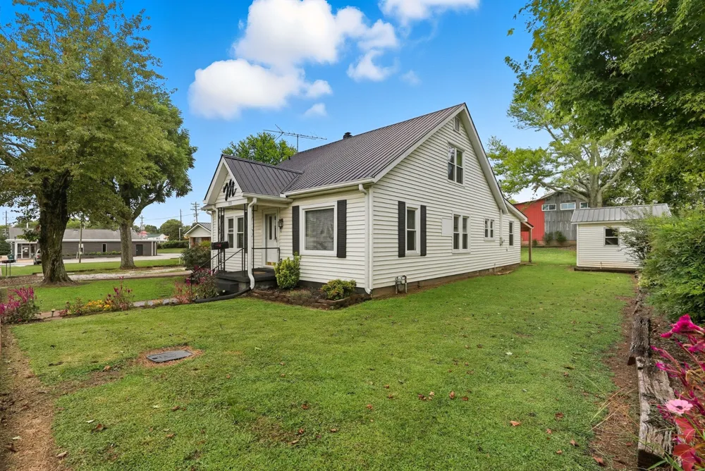 135 Main St Mc Ewen, TN 37101