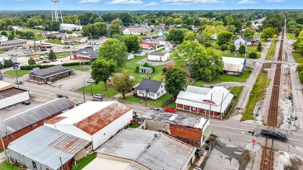 135 Main St Mc Ewen, TN 37101