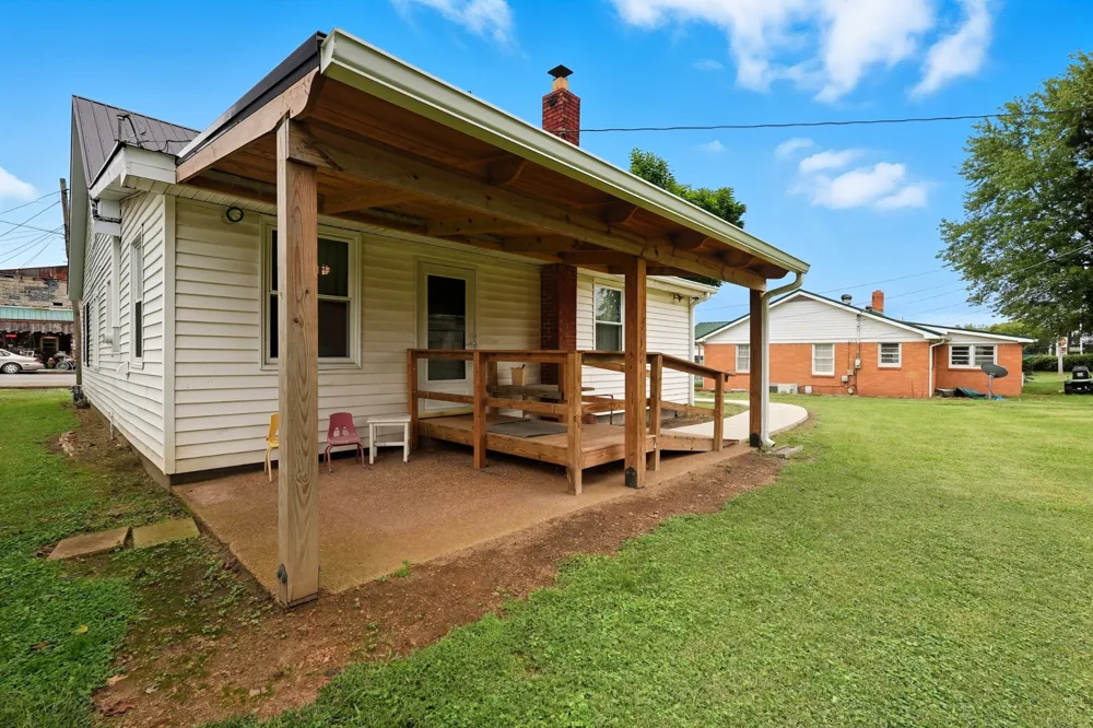 135 Main St Mc Ewen, TN 37101