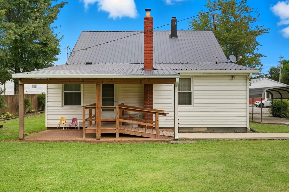 135 Main St Mc Ewen, TN 37101