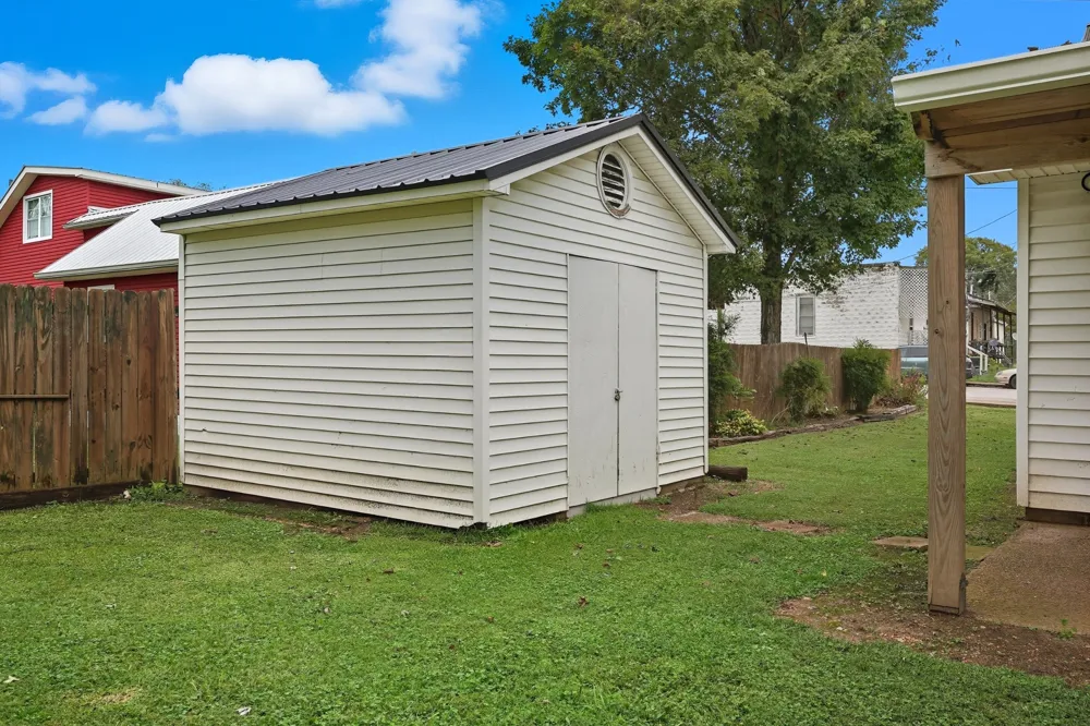 135 Main St Mc Ewen, TN 37101