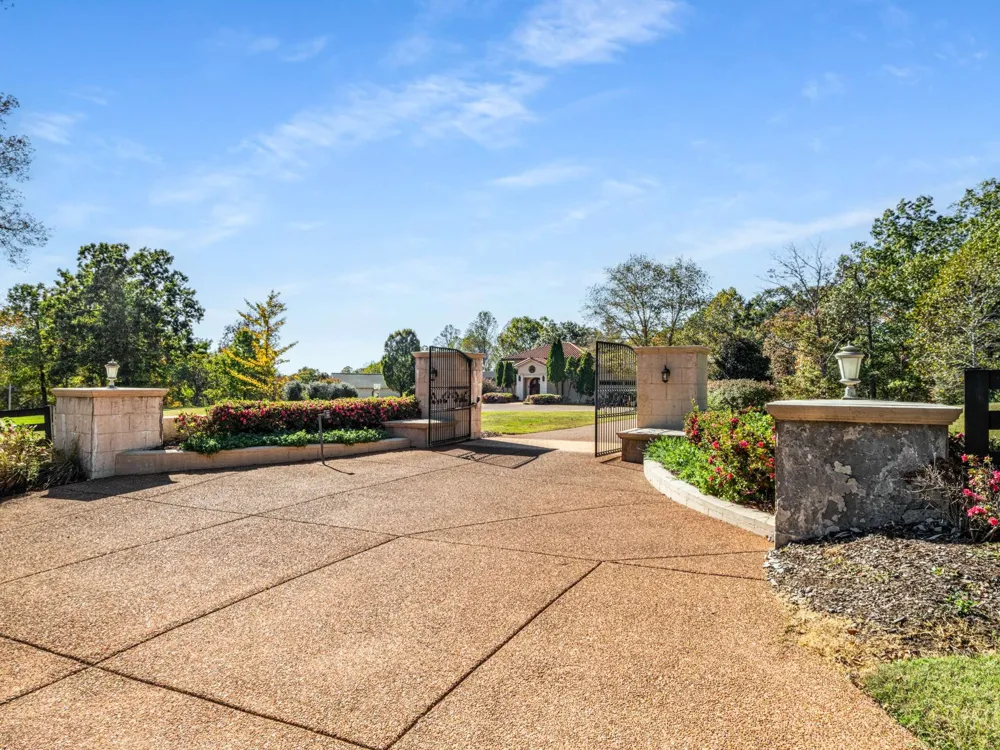 1032 Forest Dr Kingston Springs, TN 37082