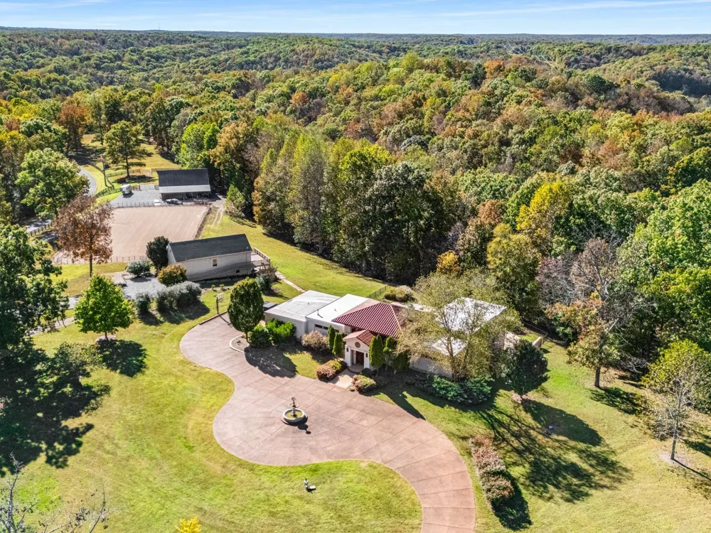 1032 Forest Dr Kingston Springs, TN 37082