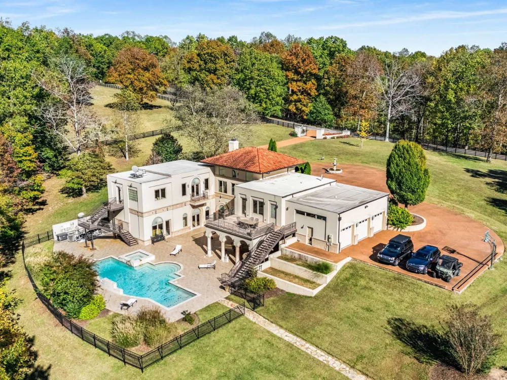 1032 Forest Dr Kingston Springs, TN 37082