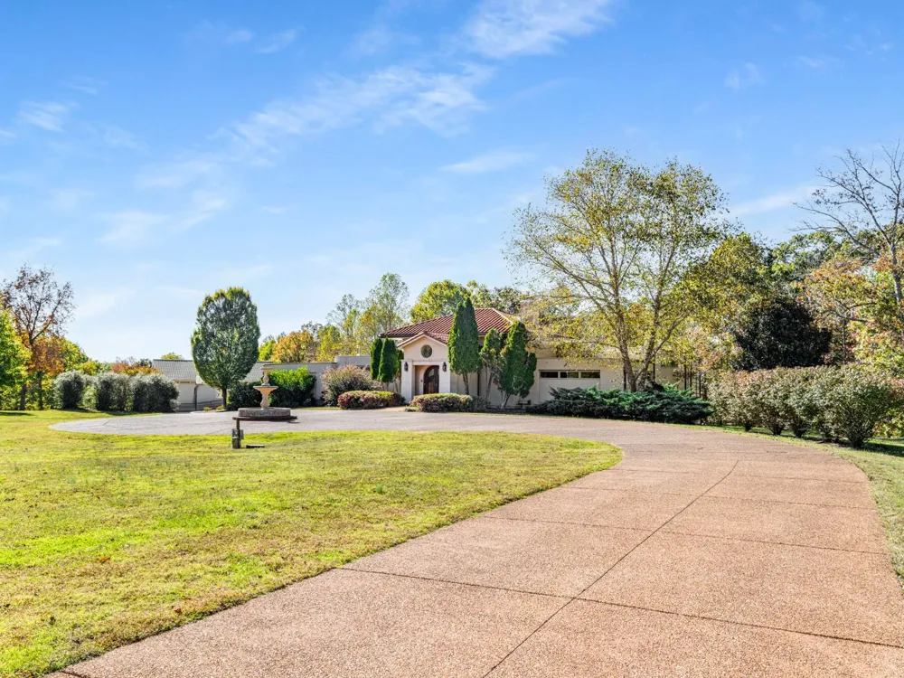 1032 Forest Dr Kingston Springs, TN 37082