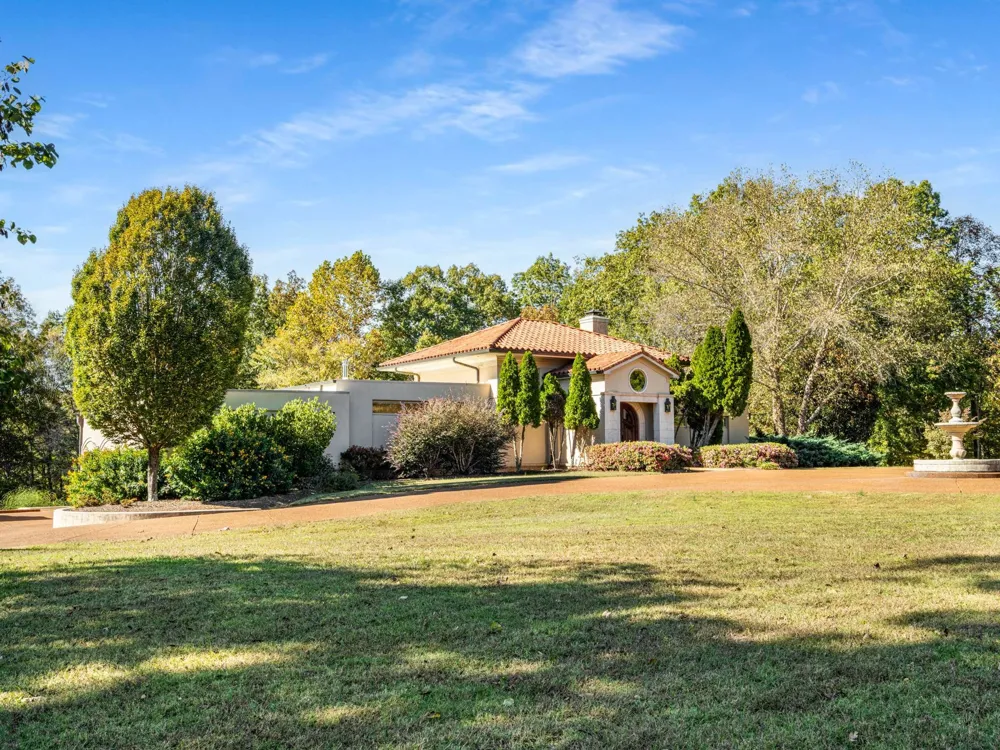 1032 Forest Dr Kingston Springs, TN 37082