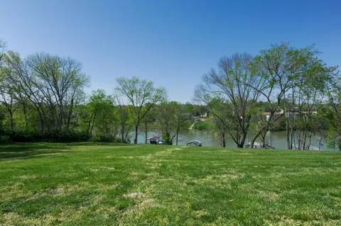 128 Lakeview Dr