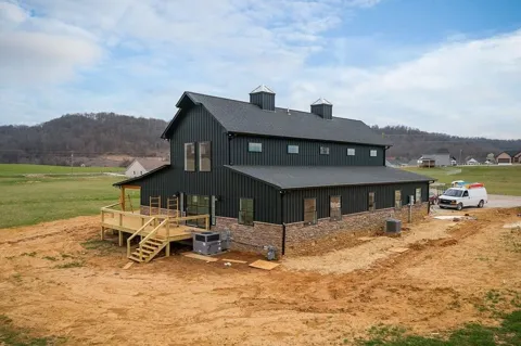 123 Cattlemans Dr