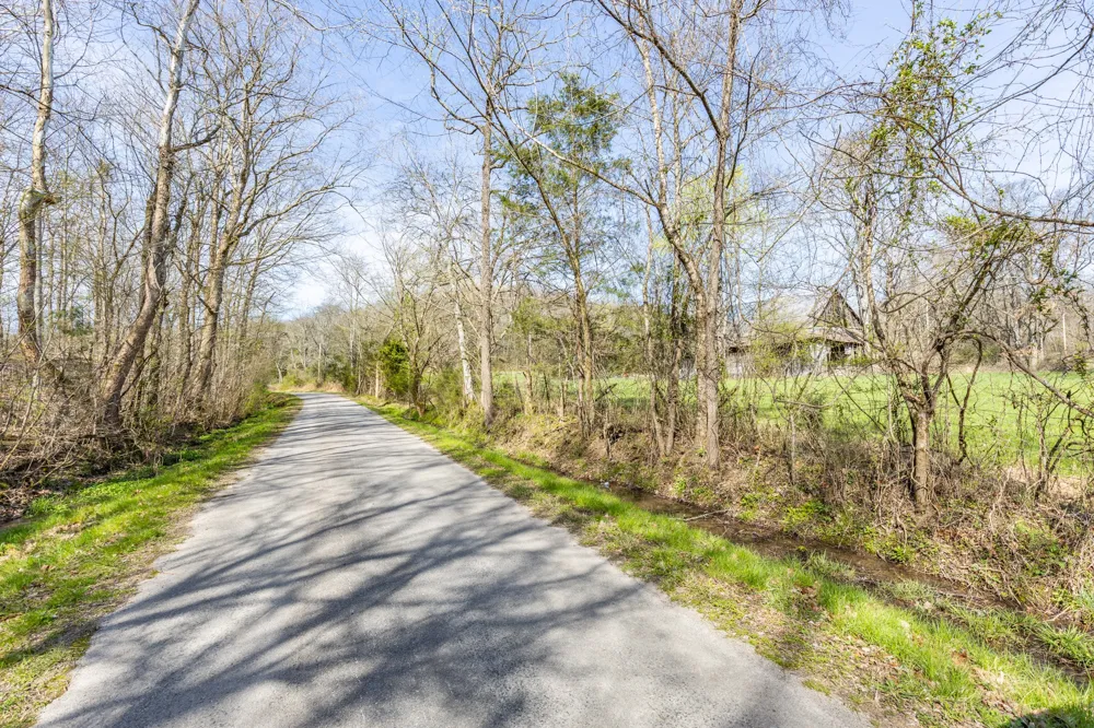 2739 Pickens Rd Lynnville, TN 38472