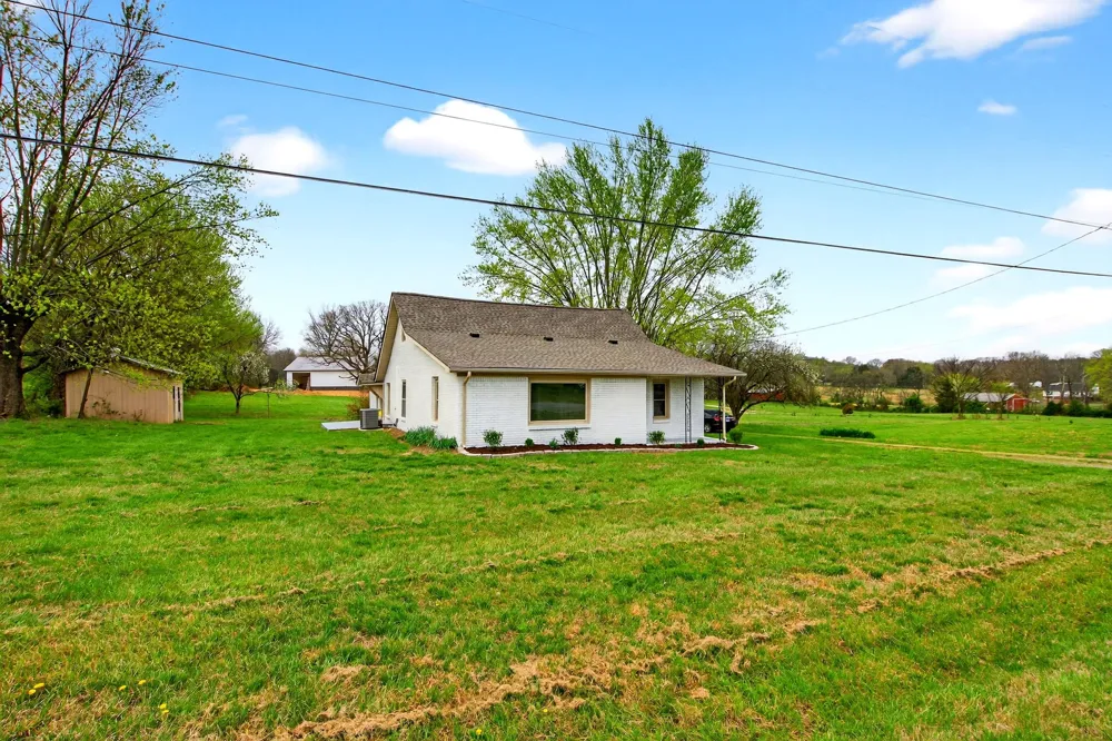 946 Clearview Rd Cottontown, TN 37048