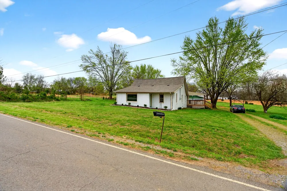 946 Clearview Rd Cottontown, TN 37048