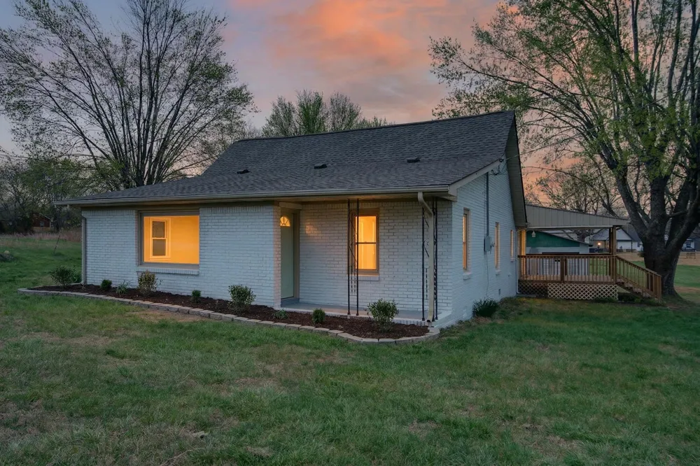 946 Clearview Rd Cottontown, TN 37048