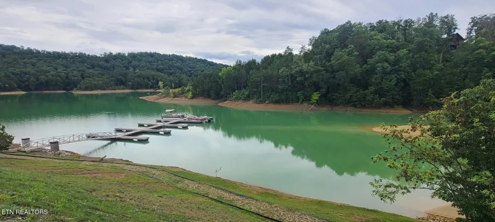 30 Emerald Isle Blvd Dandridge, TN 37725