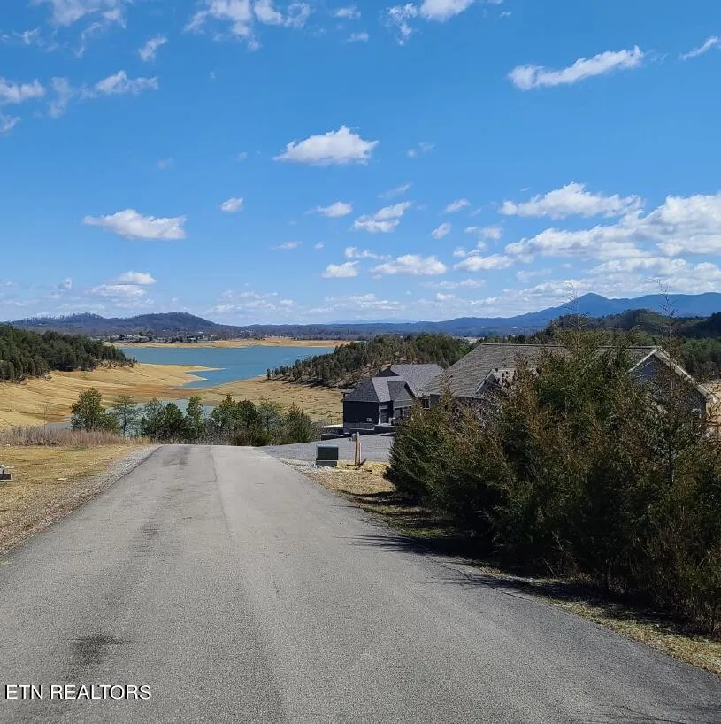 30 Emerald Isle Blvd Dandridge, TN 37725