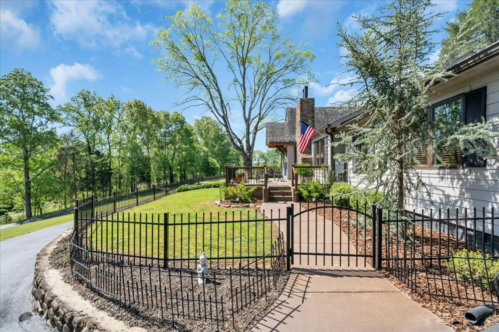 7463 Valley View Highway Whitwell, TN 37397