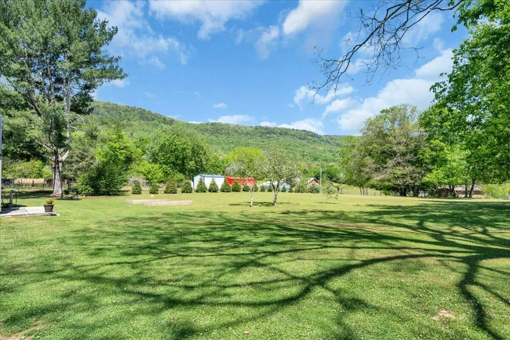7463 Valley View Highway Whitwell, TN 37397