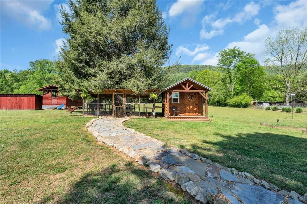 7463 Valley View Highway Whitwell, TN 37397