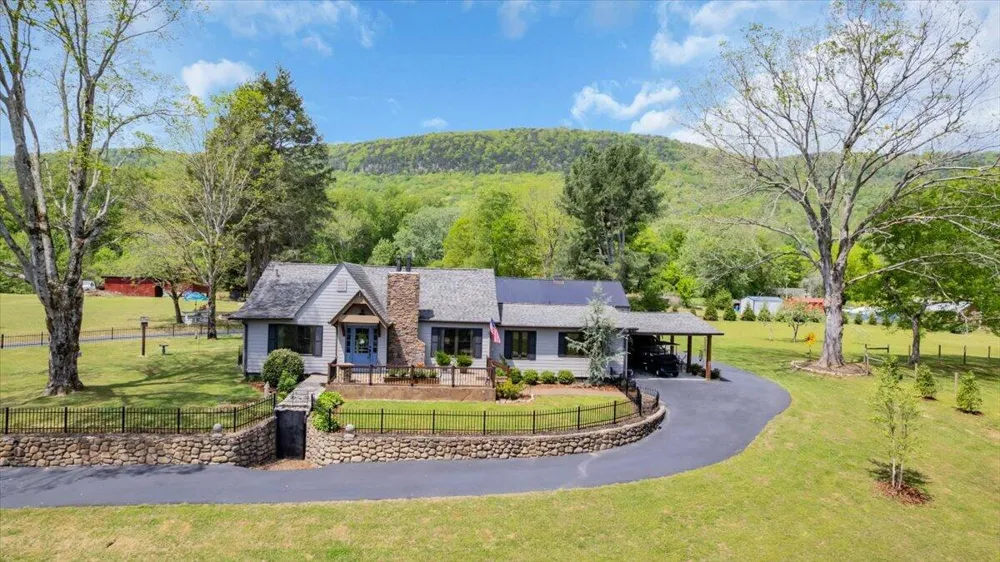 7463 Valley View Highway Whitwell, TN 37397