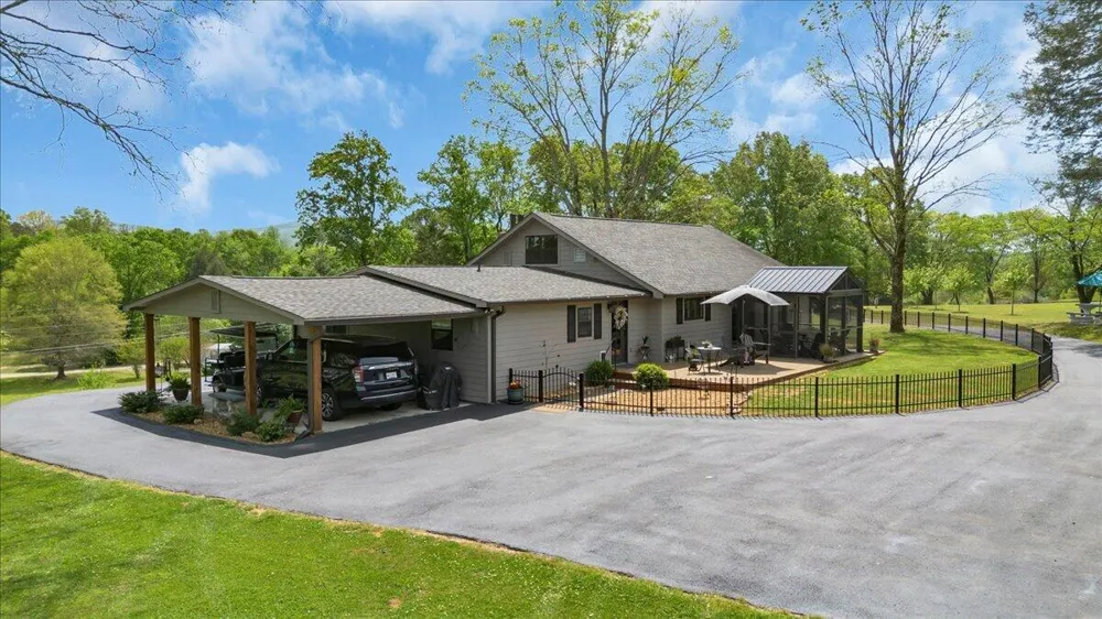 7463 Valley View Highway Whitwell, TN 37397