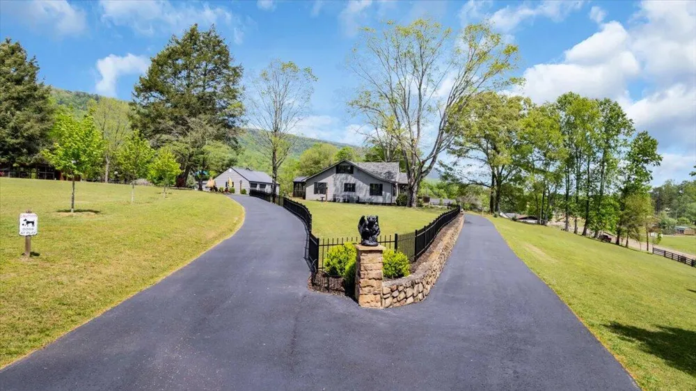 7463 Valley View Highway Whitwell, TN 37397