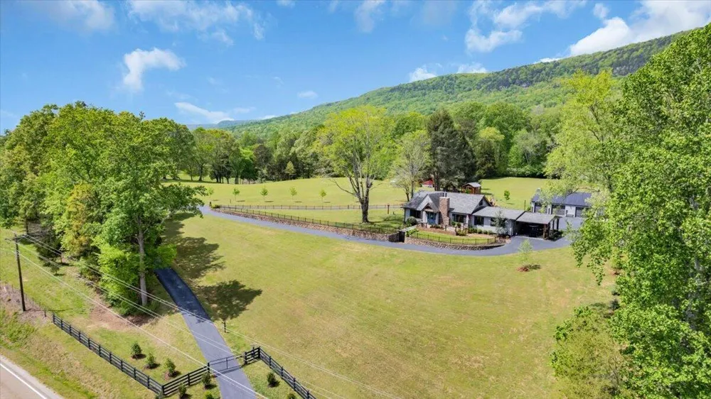 7463 Valley View Highway Whitwell, TN 37397