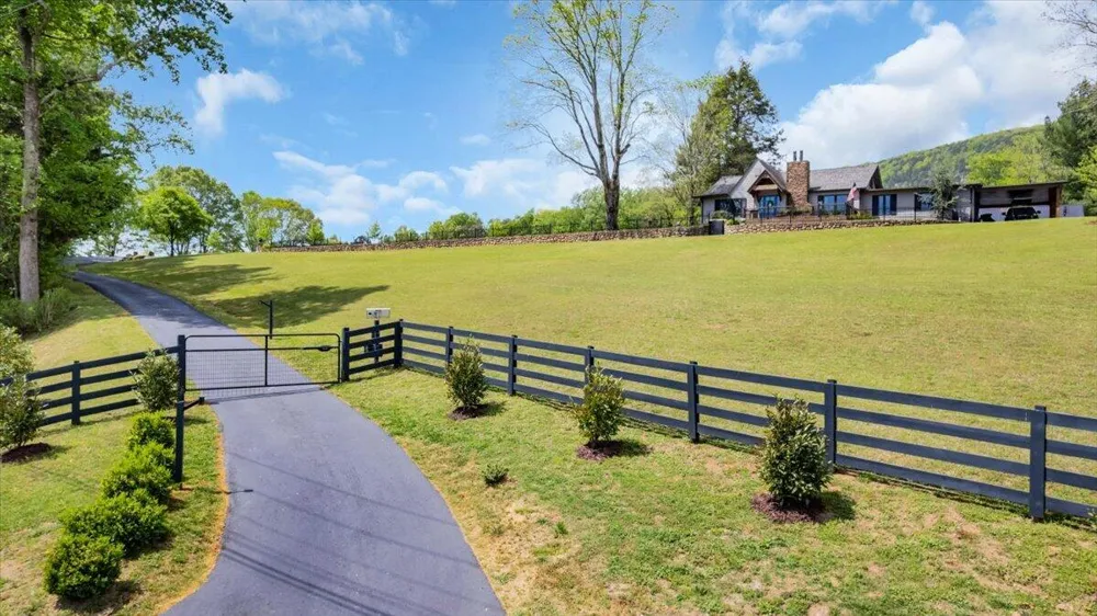 7463 Valley View Highway Whitwell, TN 37397