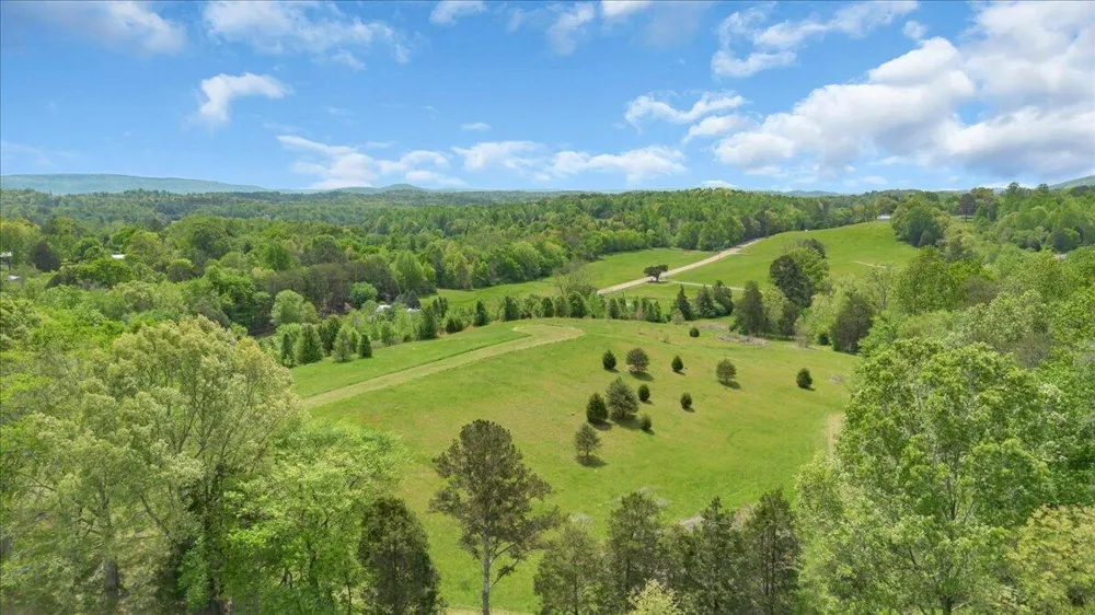 7463 Valley View Highway Whitwell, TN 37397