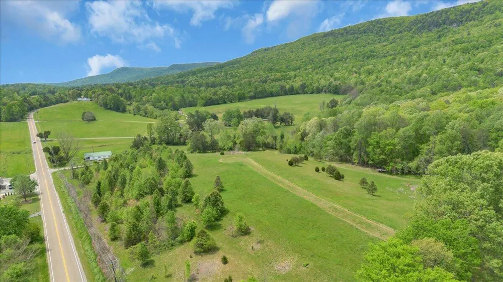 7463 Valley View Highway Whitwell, TN 37397