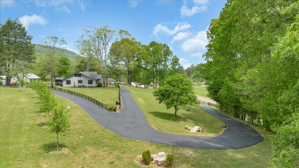 7463 Valley View Highway Whitwell, TN 37397