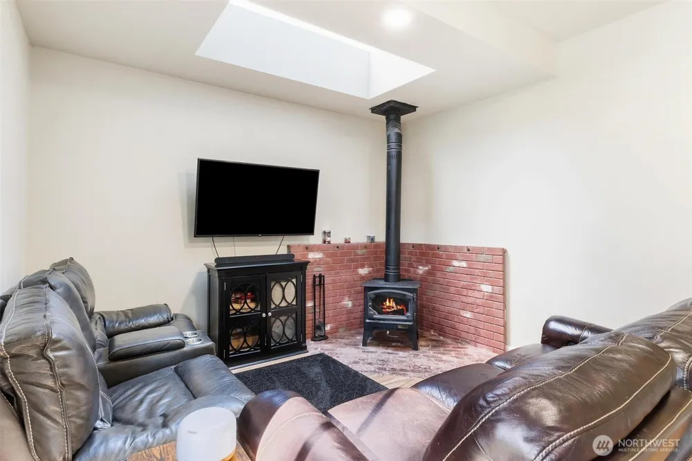 28915 229th Place SE Black Diamond, WA 98010