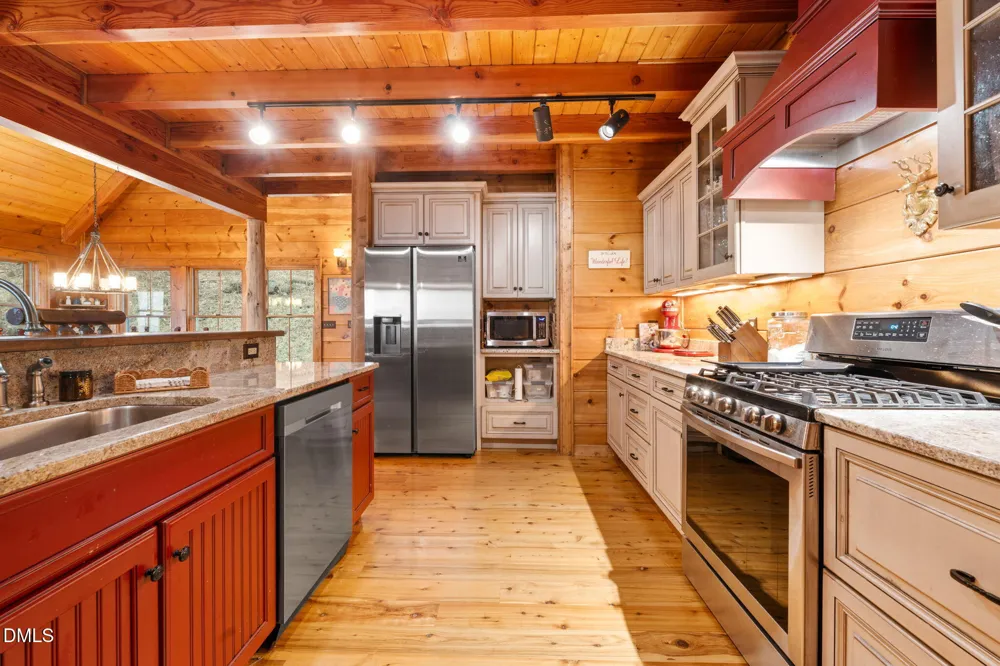 635 Acorn Nvno Zionville, NC 28698