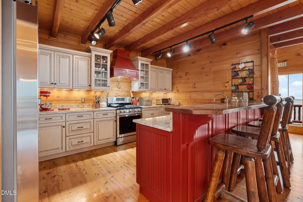 635 Acorn Nvno Zionville, NC 28698