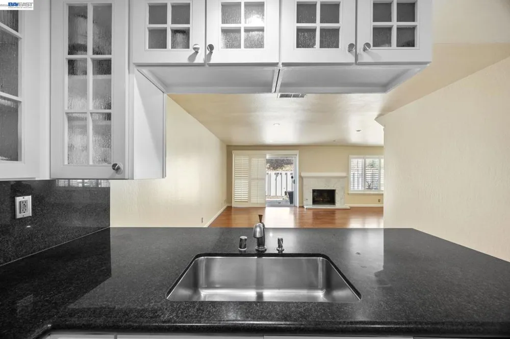 34 Chimney Rock Oakland, CA 94605