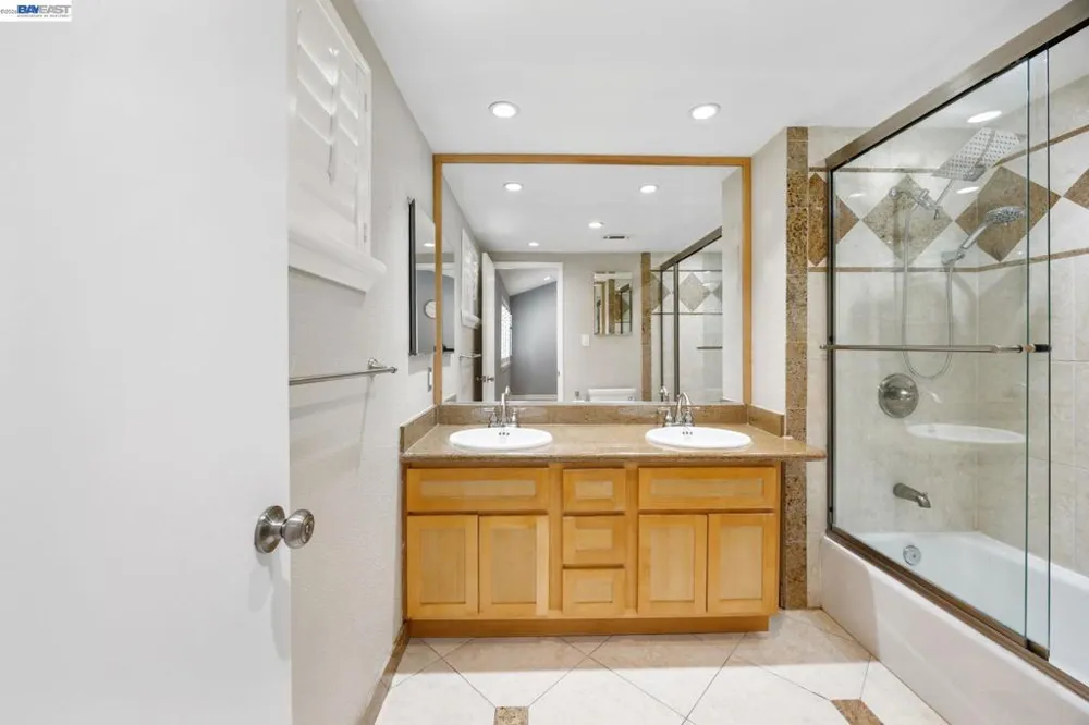 34 Chimney Rock Oakland, CA 94605