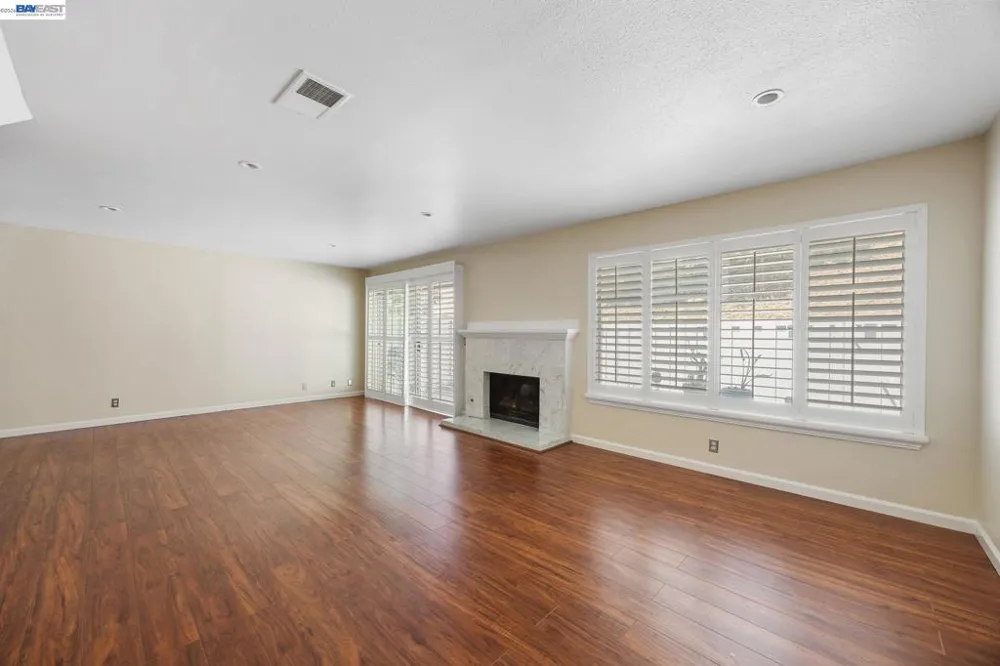 34 Chimney Rock Oakland, CA 94605