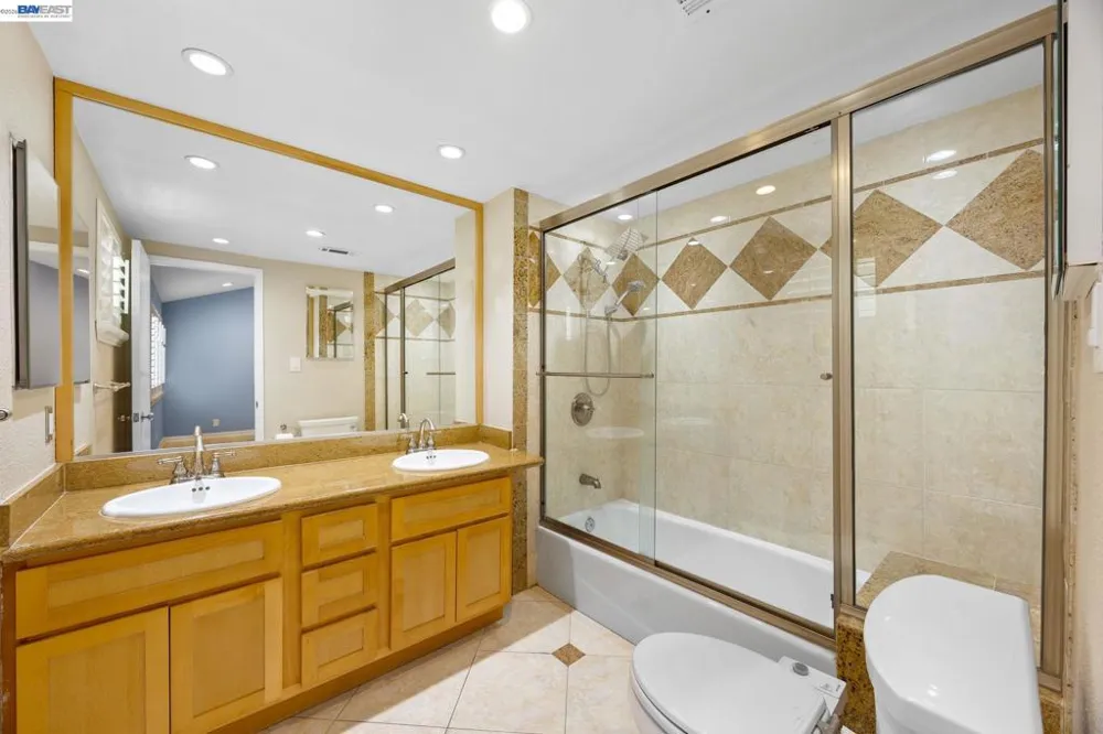 34 Chimney Rock Oakland, CA 94605