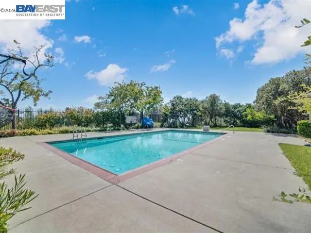 34 Chimney Rock Oakland, CA 94605