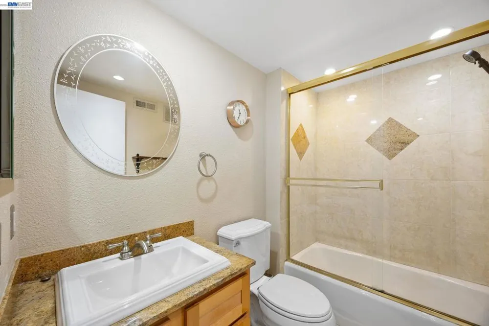 34 Chimney Rock Oakland, CA 94605
