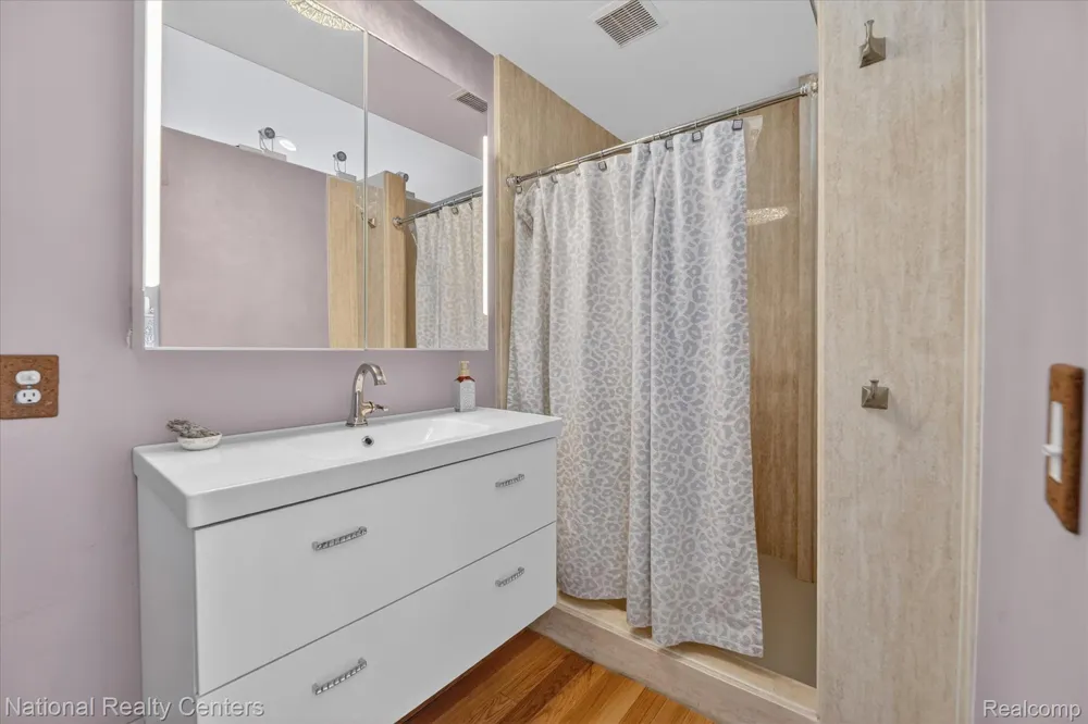 560 Black Oaks Trail Howell City, MI 48843