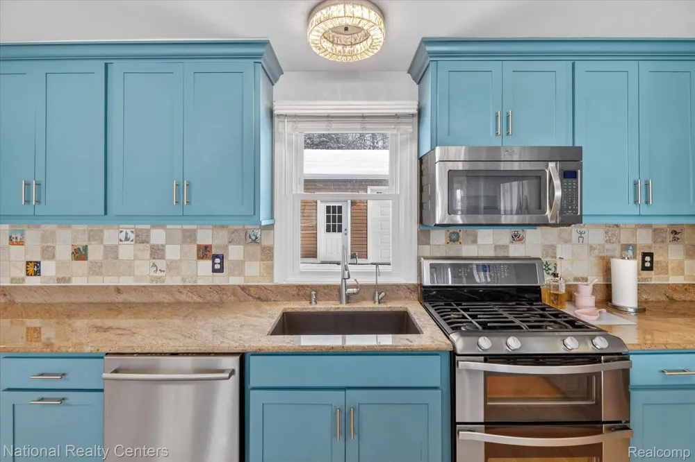 560 Black Oaks Trail Howell City, MI 48843