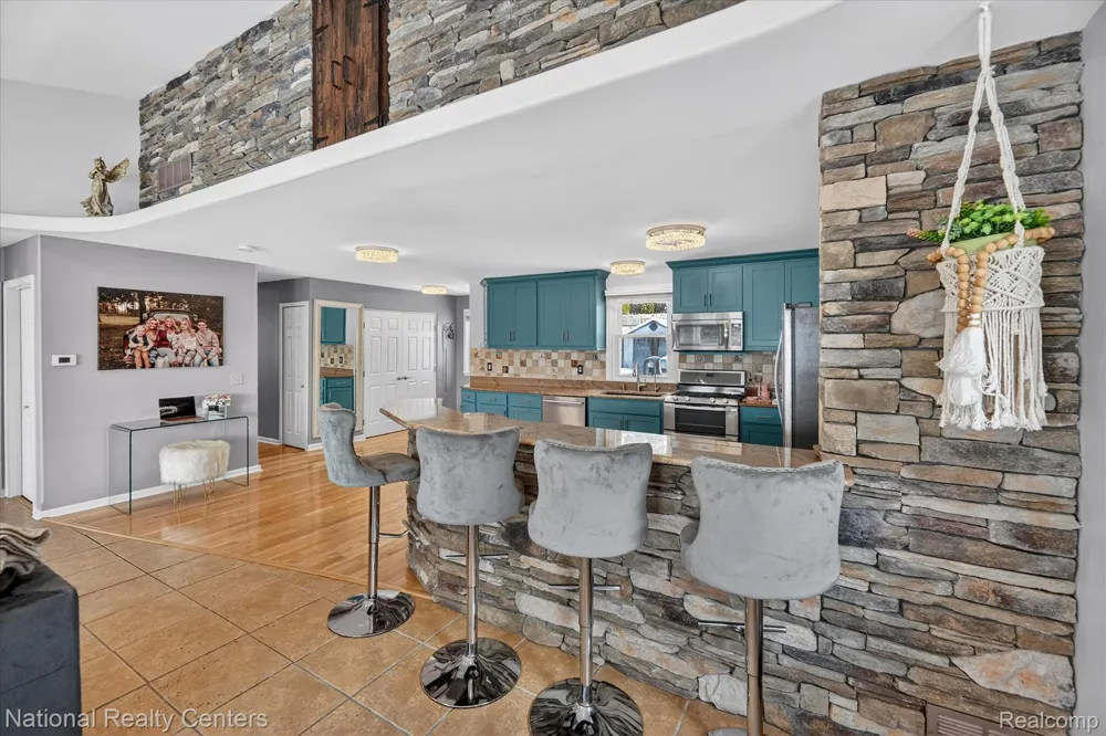 560 Black Oaks Trail Howell City, MI 48843