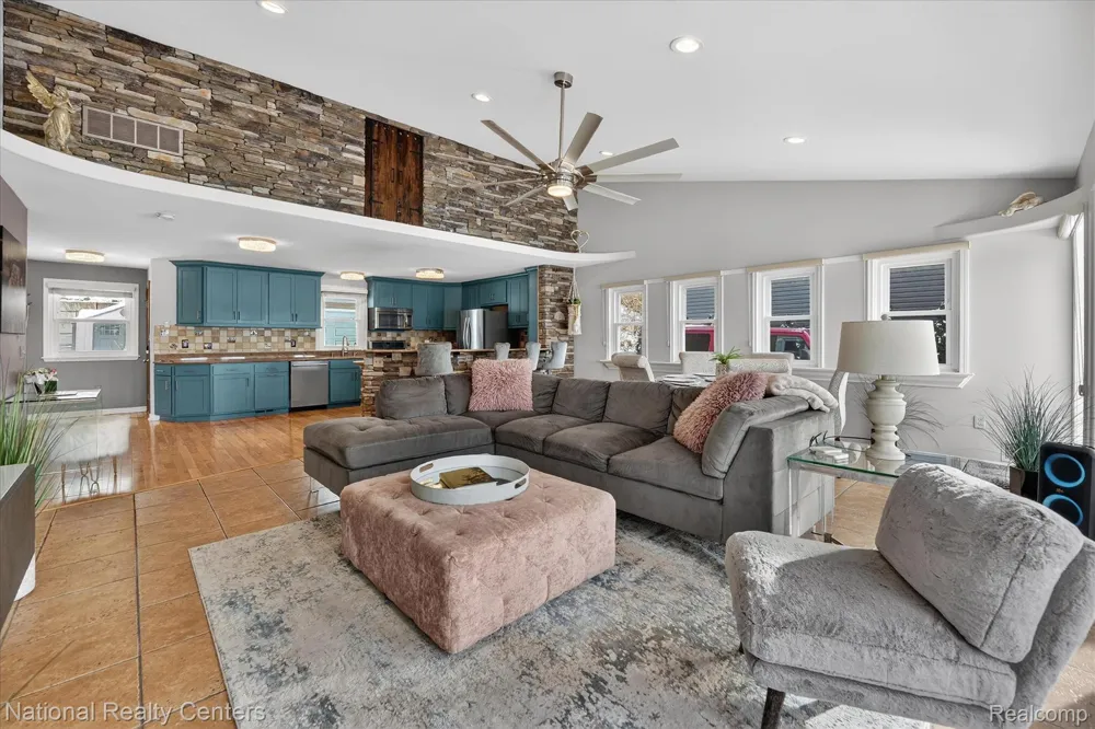 560 Black Oaks Trail Howell City, MI 48843
