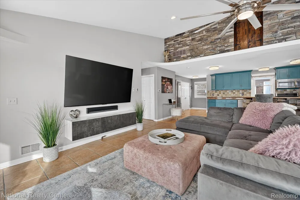 560 Black Oaks Trail Howell City, MI 48843