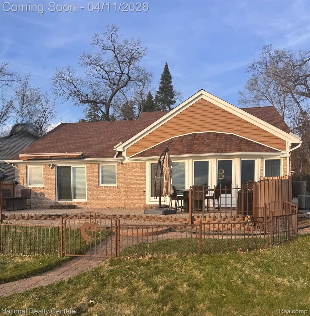 560 Black Oaks Trail Howell City, MI 48843